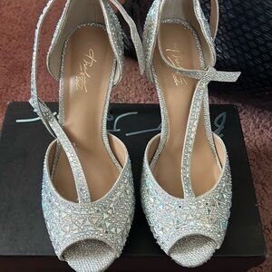 Women’s dress heel. Worn once little scuffing on the bottom. Good condition.